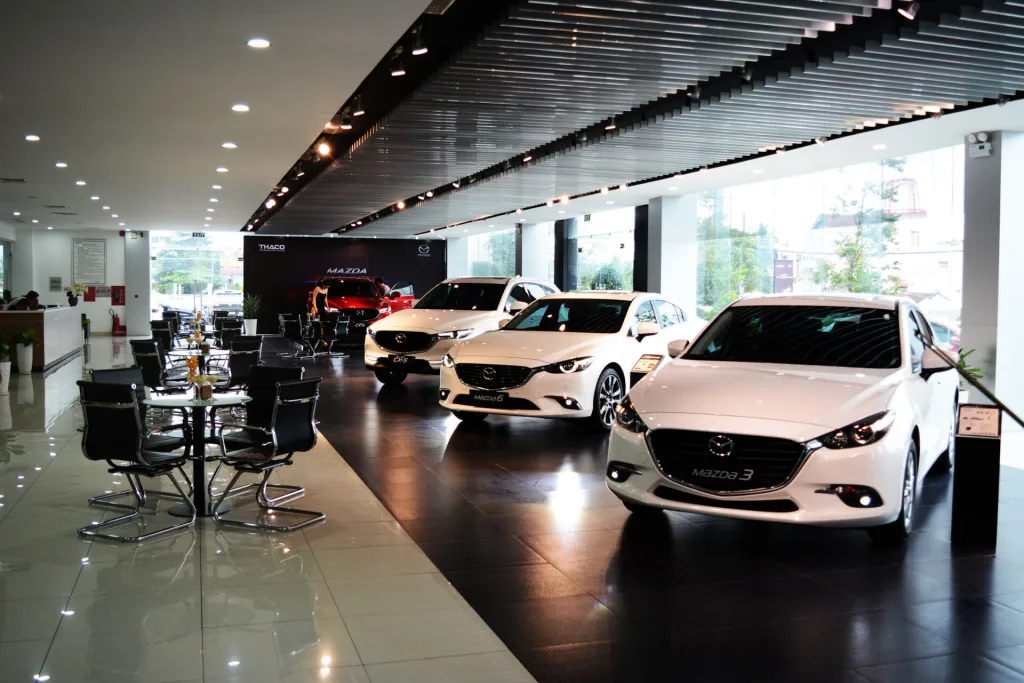Khu trưng b&agrave;y xe Mazda trong showroom