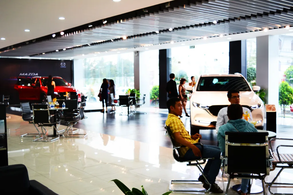 Khu tiếp đ&oacute;n kh&aacute;ch h&agrave;ng tại showroom Mazda