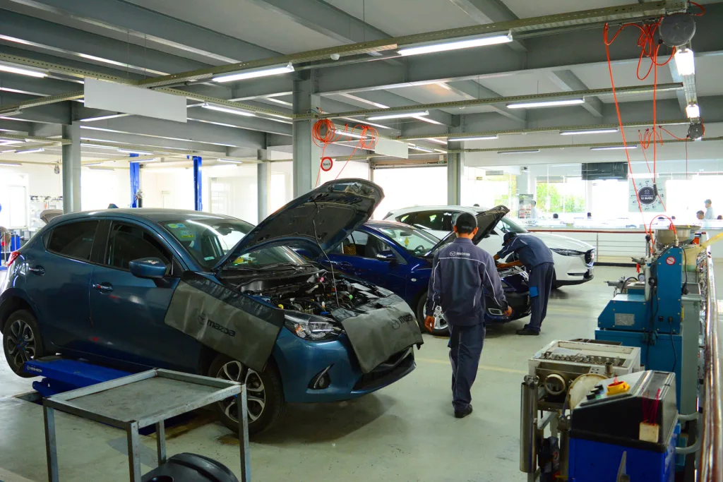 Kỹ thuật vi&ecirc;n bảo dưỡng xe trong xưởng dịch vụ Mazda