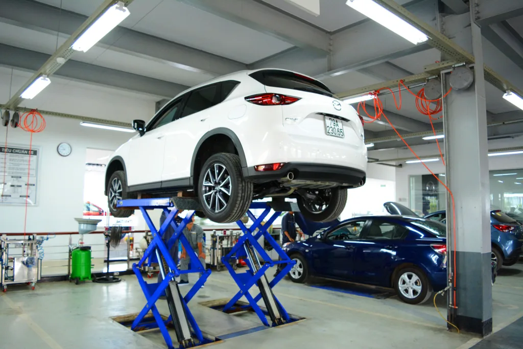 Xưởng dịch vụ Mazda với cầu n&acirc;ng v&agrave; thiết bị chuy&ecirc;n dụng