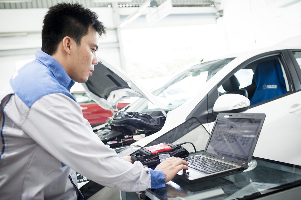 Kỹ thuật vi&ecirc;n chẩn đo&aacute;n xe Mazda bằng thiết bị chuy&ecirc;n dụng