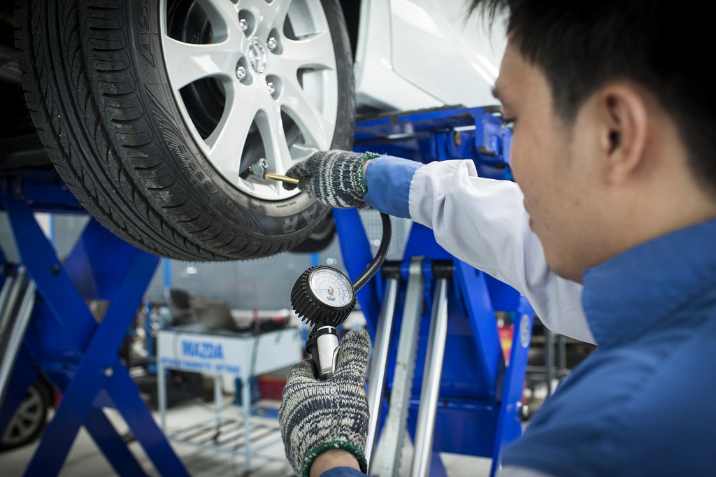 Kỹ thuật vi&ecirc;n kiểm tra &aacute;p suất lốp xe Mazda