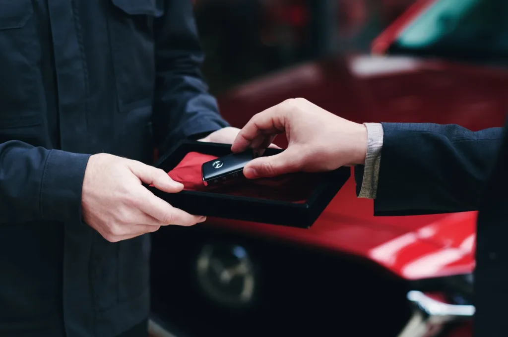 Bàn giao xe Mazda mới cho khách hàng